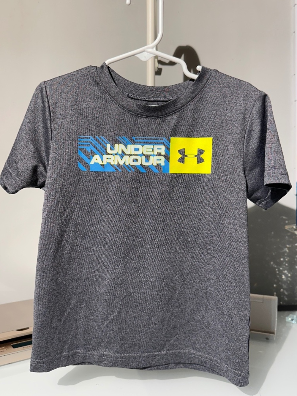 Boys Under Armour HeatGear T-Shirt, sz 4T (A72)